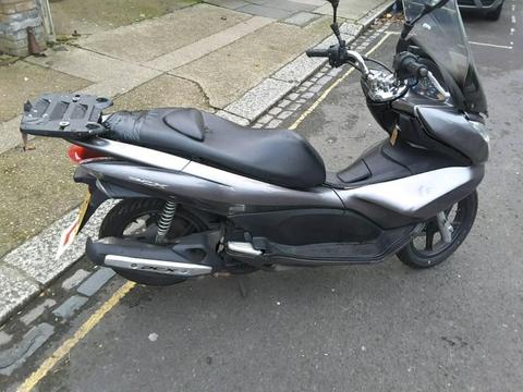 HONDA PCX 125 VERY GOOD CONDITION BETTER THAN SH PES PS OR VISION ONLY 1099 NO OFFERS