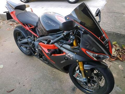 Triumph daytona 675r dark