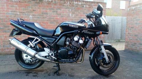 YAMAHA FAZER 600, ONLY 28000 MILES! COMES WITH SIDE LUGGAGE, HEAVY CHAIN AND DISC BRAKE LOCK