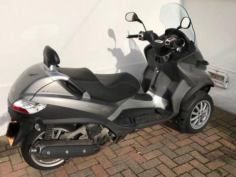 ** Perfect Commuter Transport - Three-Wheel Scooter - Piaggio MP3 LT400 - Ride with Car Licence only