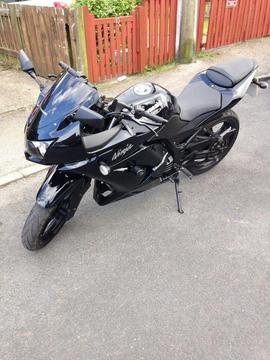 Black Kawasaki Ninja 250R £1,500