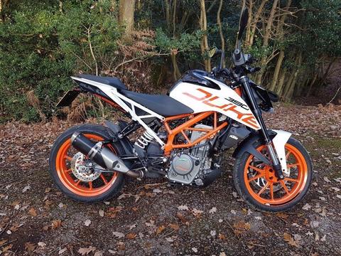 Ktm duke 390. OFFERS !! V quick + reliable. as new mint condition. 1900 mls only. £3995 OFFERS !!