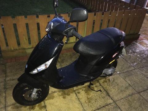 Piaggio zip 50cc moped 2016 - very good condition, also comes with 2 types of locks and a rain cover