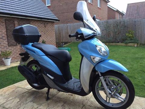 Yamaha Xenter 125 scooter FSH, 1yr MOT, 2 owners, heated Oxford grips, colour matched top box