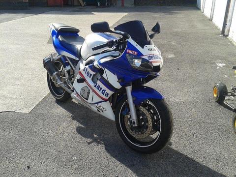 Yamaha r6 Blue/White 1999 Great Looking bike Sat in Garage last 2 years No M.O.T/Tax
