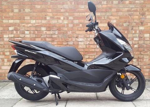 Honda PCX 125cc (66 REG), 1 Owner! Mint condition, ONLY 1100 miles!