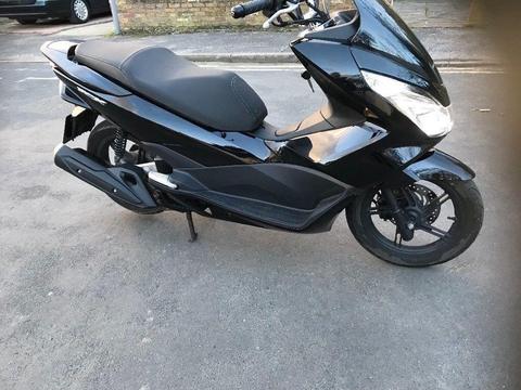 Honda pcx 125 2100 Miles excellent condition 1 owner sh,nmax,scooter, service history and manual
