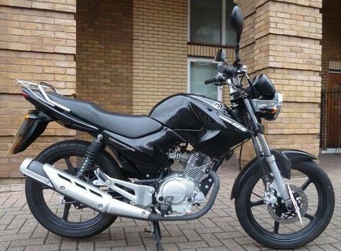 2011 Yamaha YBR 125, black, virtually unridden - plus lock & other accessories! Great starter bike