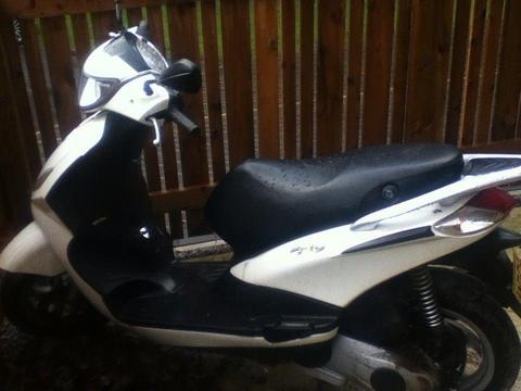 Piaggio fly 125cc IE low miles 16 plate 1 previous owner! Mot till 2019 july Also loud alarm!