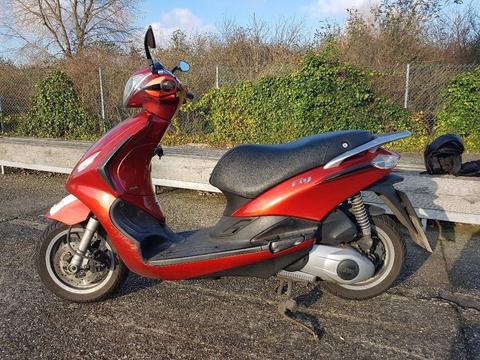Piaggio Fly 124cc 3V Fuel Injection, Minor scratches but a Beautiful Runner!