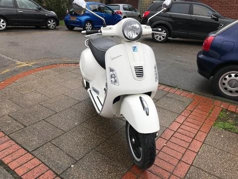 PIAGGIO VESPA SUPER GTS 125cc ie white 2012 hpi clear !!!