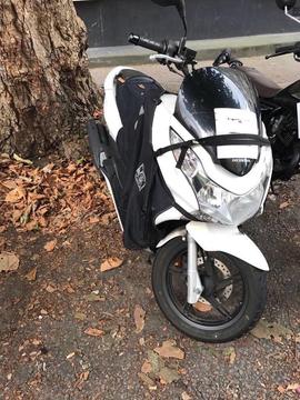 Honda PCX 125 White -Very Good condition + leg cover