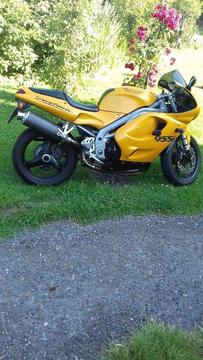 Triumph Daytona 955i in stunning yellow 1999 in good condition for age runs perfect sounds awesome