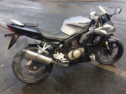 Hyosung 125 3 former keepers only done 4100 miles comes with service book hand book 2 keys