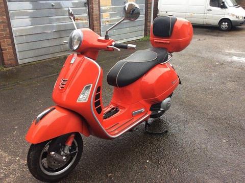 Vespa gts 125ie supper late 2016/66 reg 1 owner 180 miles only