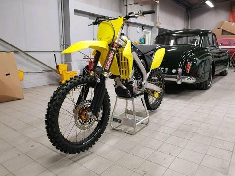 Suzuki RMZ250 2015 ( low hours )