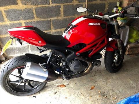 Ducati Monster 1100 EVO 2011 (Dec) 15817 miles