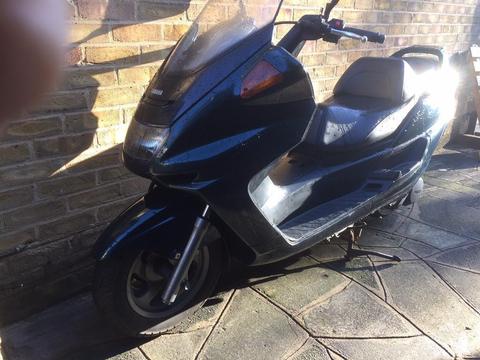 Yamaha YP250. 1998 green only 10k miles and 1 year MOT