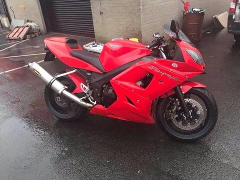 Triumph Daytona 650 long mot