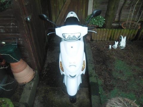 db50qt11 50cc scooter in white