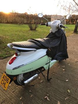 Retro scooter - Peugeot Django in cream / green