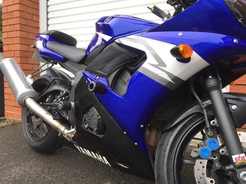 Yamaha YZF-R6 2004 Blue and White - Lots of extras - Great condition