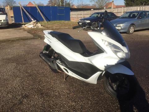 Honda ww 125 pcx 2015 White 3600miles