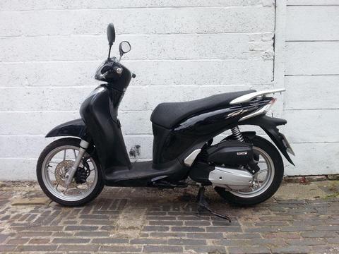 Honda SH MODE 125cc for sale - only 7000miles, good condition inc lock/gloves