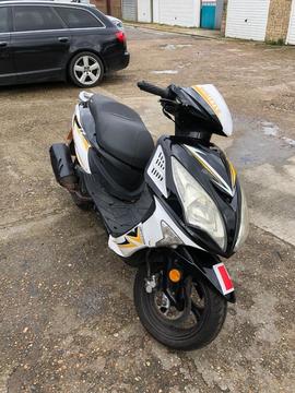 Sinnis 125cc 2015 moped scooter vespa honda piaggio yamaha gilera peugeot pcx