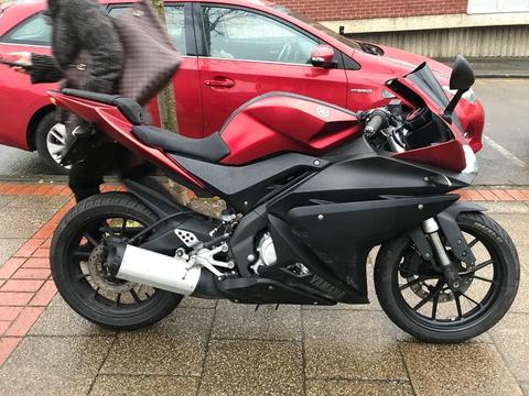 YAMAHA YZFR 125cc red 2014 excellent condition