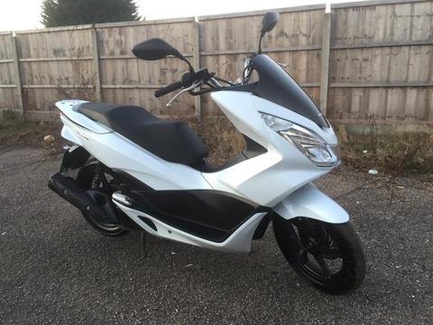 Honda ww 125 PCX 2015 White New MOT 3600miles