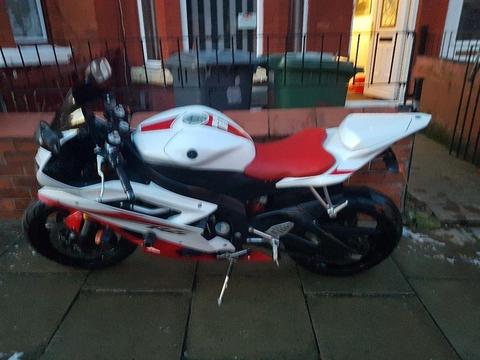 Yamaha yzf 6r..red and white.1200 miles.seat cowl alarm crash protectors