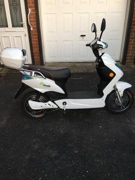 White Electric Bike Moped Scooter - 48V Lithium Battery, 250W, Road Legal 2018 Model