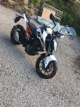 KTM DUKE 2017 125 WHITE BRILLIANT CONDITION