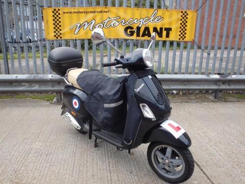 Vespa Lx 50 2007 14k miles with a waterproof leg cover & topbox