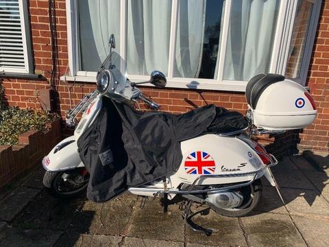 VESPA GTS 125 - STUNNING CONDITION - COLLECTORS ITEM!